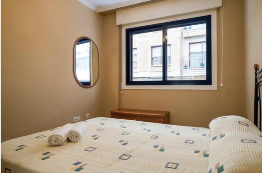 1 dormitorio con 1 cama grande y ventana en Best ROOM in SHARED FLAT in the City I FAST WIFI INCLUDED l Trendy Area in the city, en Valencia