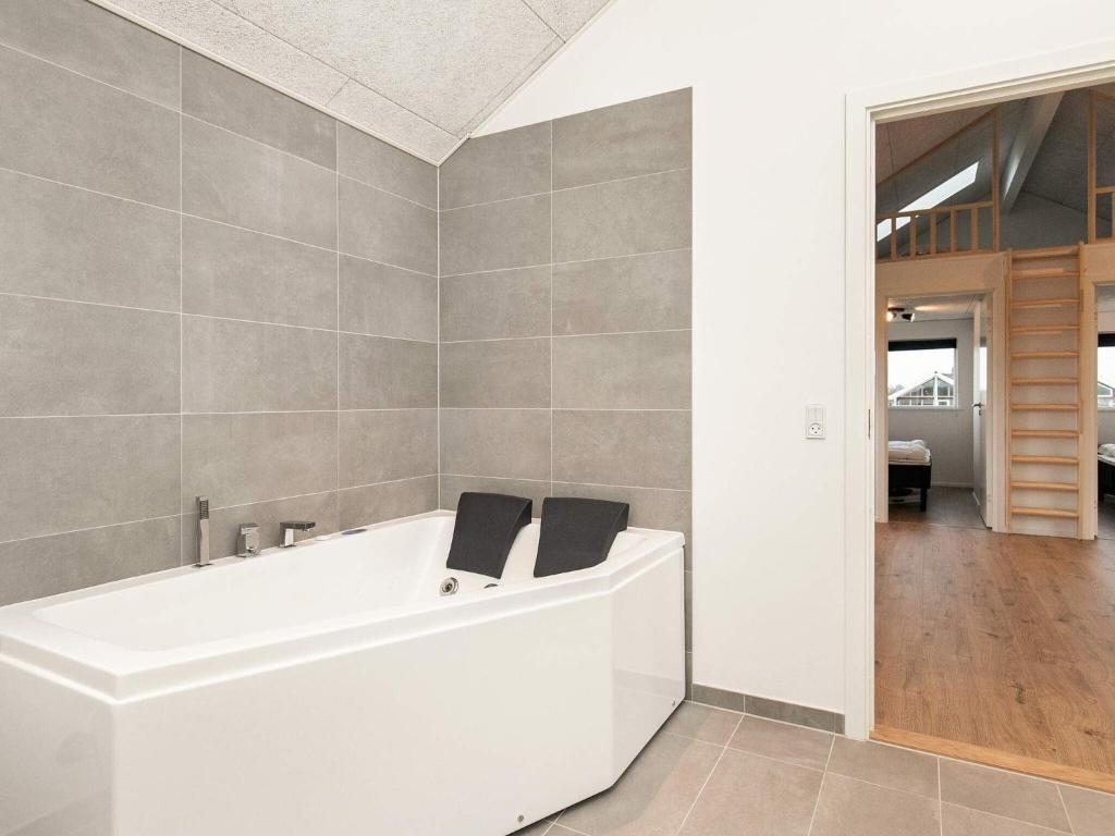 una vasca da bagno bianca in una stanza con corridoio di Holiday home Bogense XXVIII a Bogense