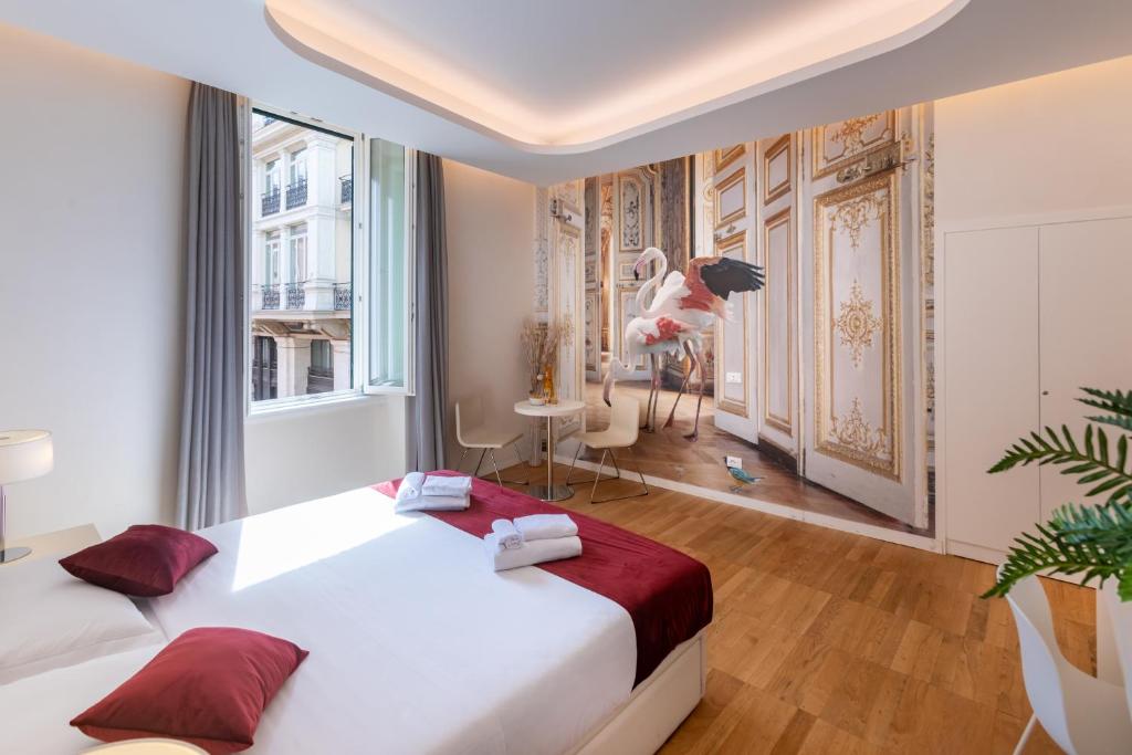 - une chambre avec 2 lits et un tableau mural dans l'établissement Trevi Elite Rome, à Rome