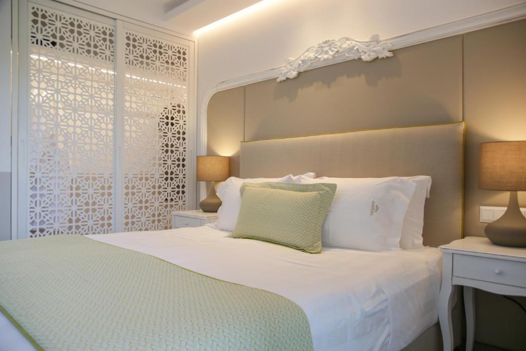 Postel nebo postele na pokoji v ubytování Avaton Luxury Beach Resort - Relais & Chateaux