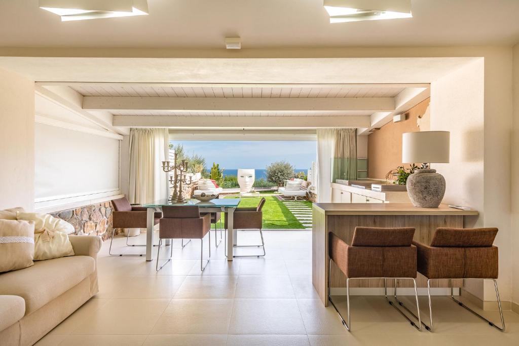A seating area at Villa Acquamarina