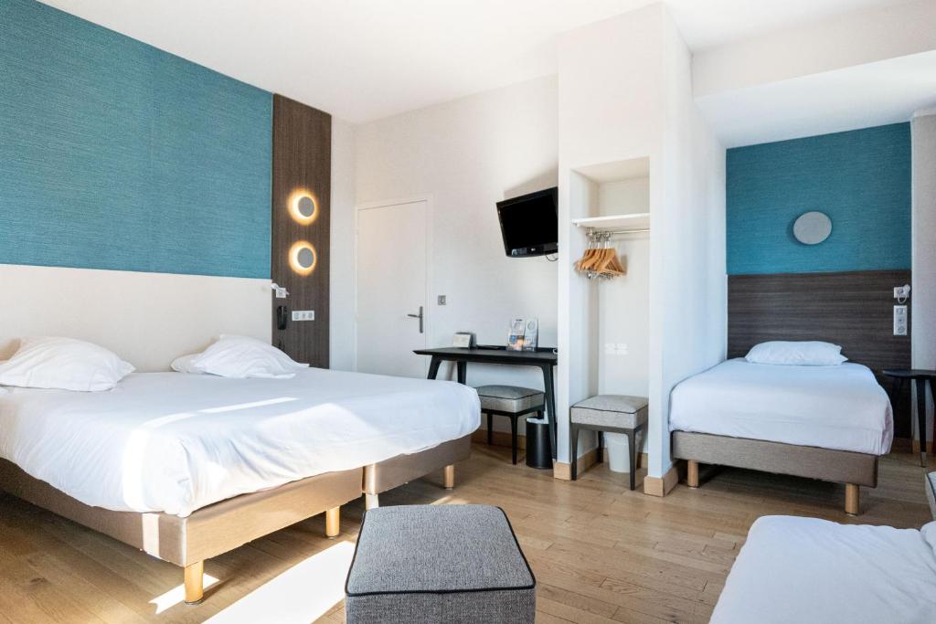 Postel nebo postele na pokoji v ubytování Hotel Kyriad Saint Malo Centre Plage
