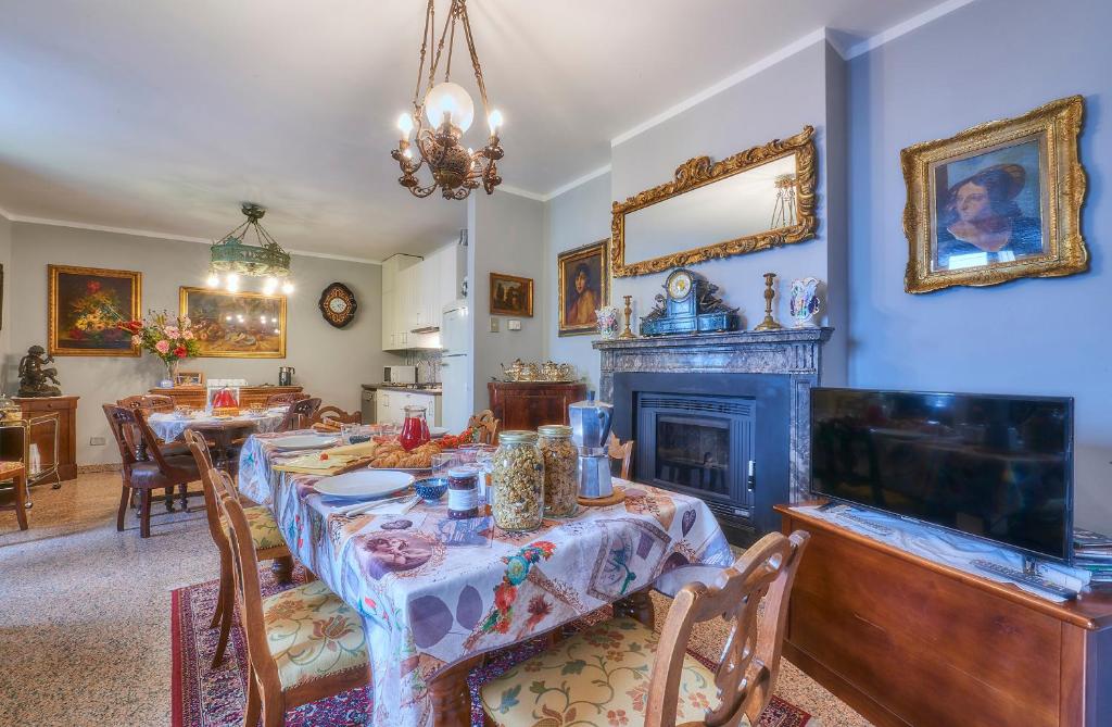 Televízia a/alebo spoločenská miestnosť v ubytovaní B&B - FORESTERIA - Frontelago Lake Como