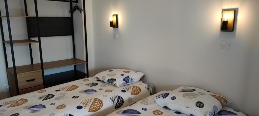 Postel nebo postele na pokoji v ubytování Les terrasse du rody, vue mer .