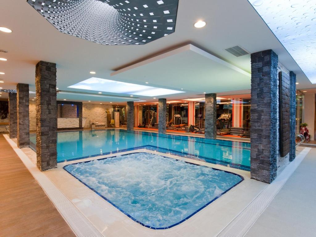 Bazén v ubytování Elegance Resort Hotel & SPA Wellness-Aqua nebo v jeho okolí