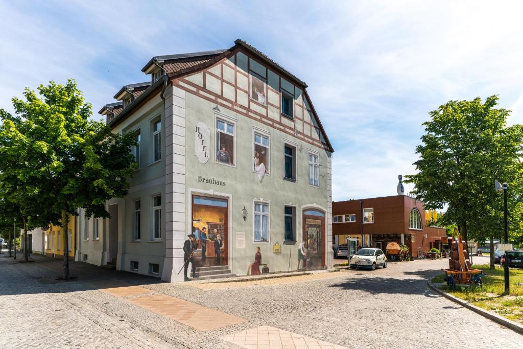 un edificio al lado de una calle en Hotel Am Brauhaus en Waren