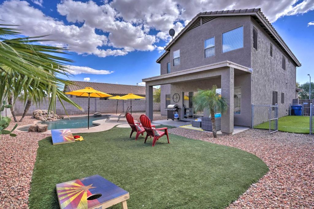 una casa con un patio con sillas y una piscina en Surprise Family Home with Private Pool and Yard!, en Surprise