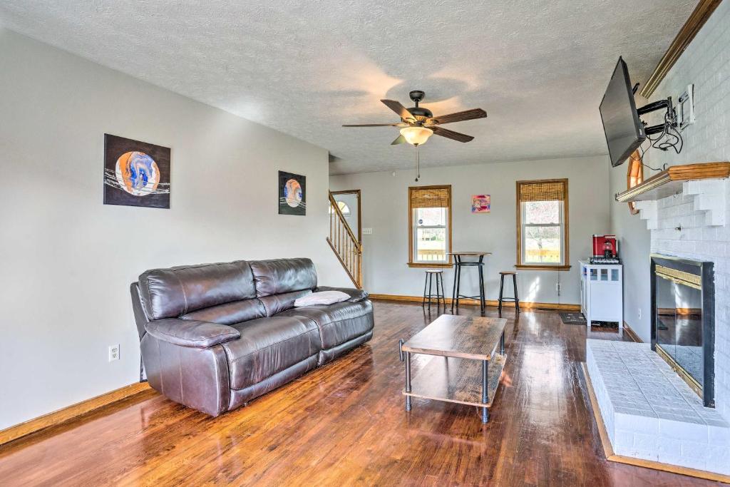 サンドストンにあるRichmond Area Home with Game Room and Patio!のリビングルーム(革張りのソファ、暖炉付)