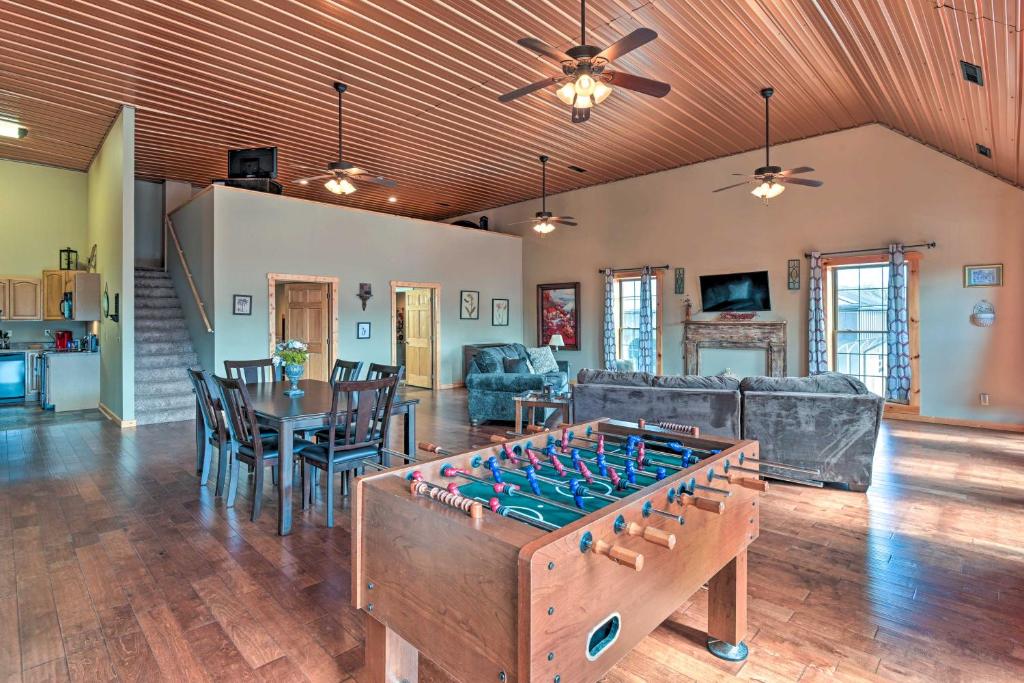 Apartment Bright Celina Apt about 4 Mi to Dale Hollow Lake!, TN