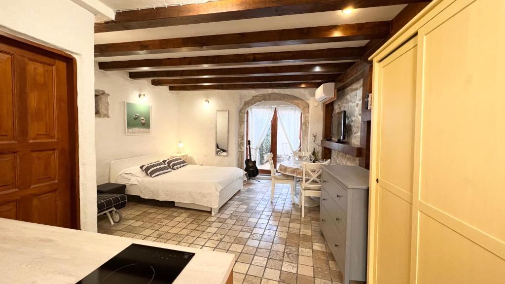 een slaapkamer met een bed en een wastafel in een kamer bij Guesthouse F in Split