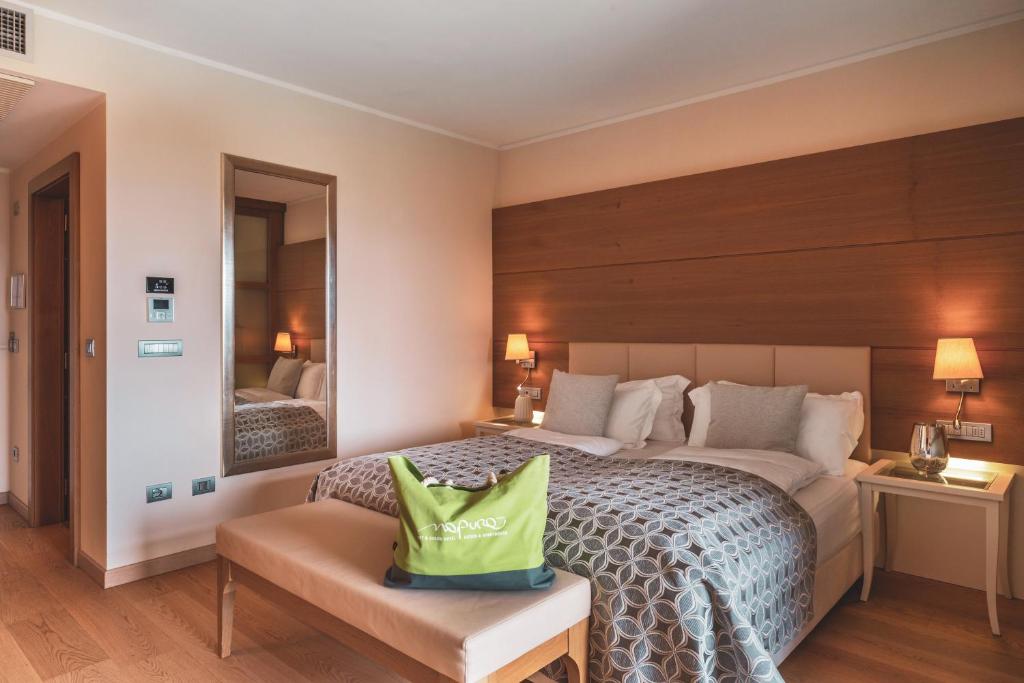 Postel nebo postele na pokoji v ubytování Art & Design Hotel Napura