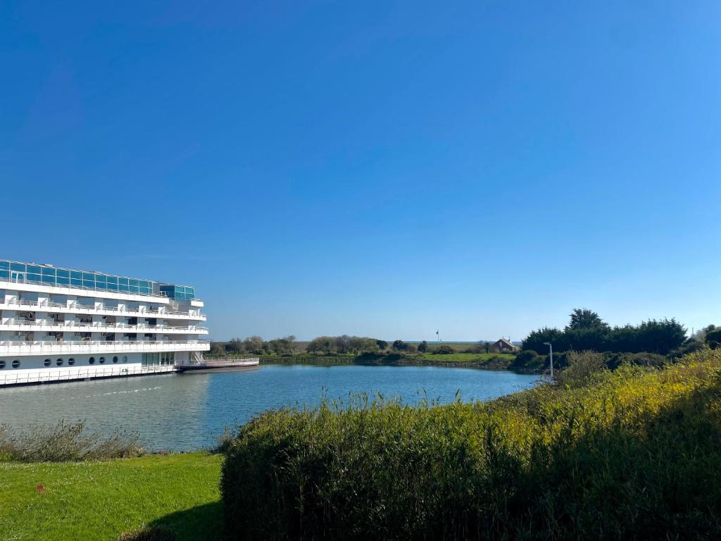 ein Kreuzfahrtschiff an einem Fluss angedockt ist in der Unterkunft REF 058 Appartement T2 pour quatre personnes parc du Fogeo Arzon in Arzon