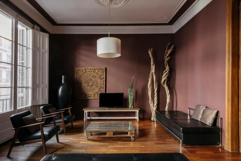 una sala de estar con un sofá y una mesa en Barcelona Apartment Val, en Barcelona