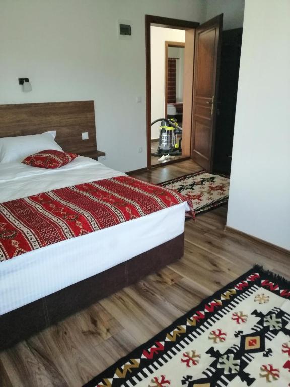 Postel nebo postele na pokoji v ubytování PENSIUNEA PLAI STRABUN