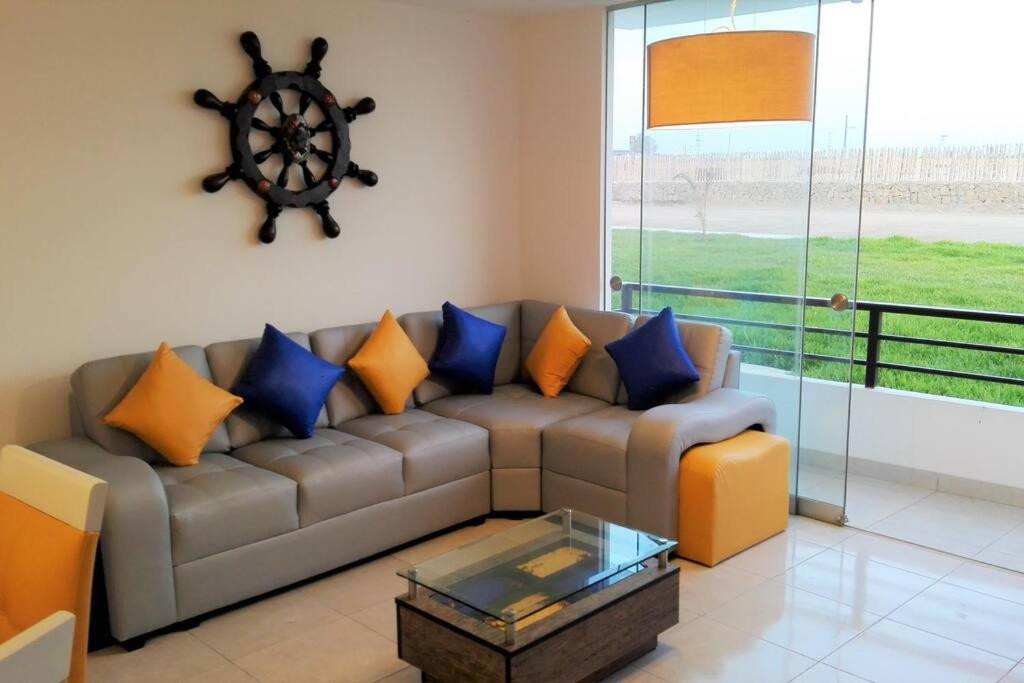 - un salon doté d'un canapé avec des oreillers bleus et oranges dans l'établissement Apartment in Asia resort, the best holiday!, à Asia