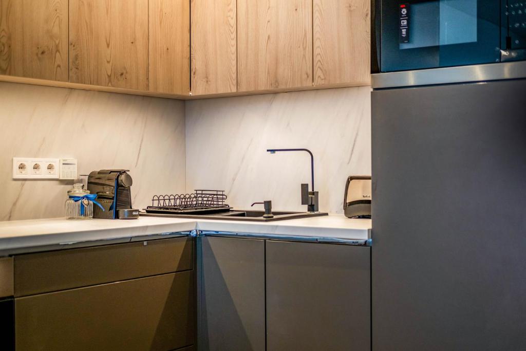 A kitchen or kitchenette at MyFlat Coral Beach Apartment