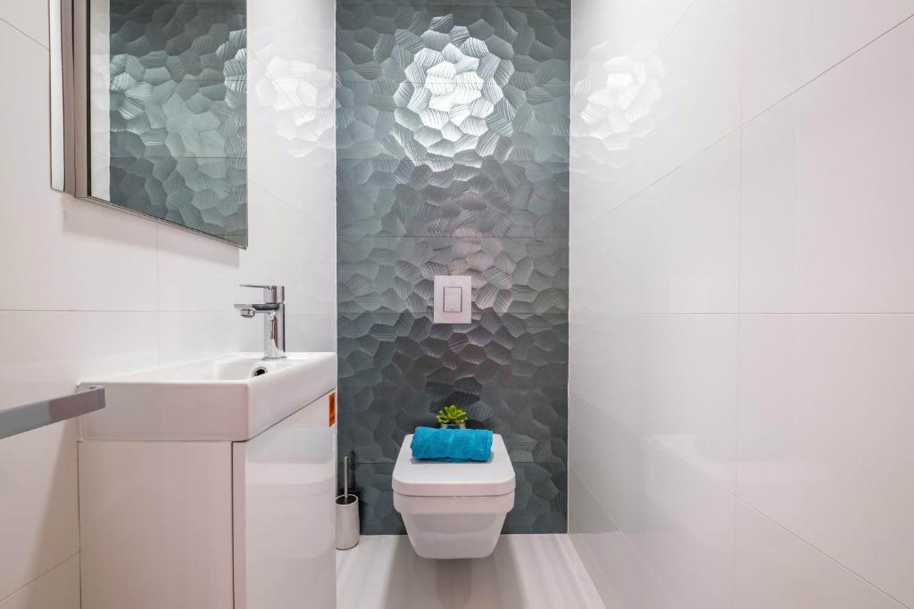 A bathroom at MyFlat Coral Beach Apartment