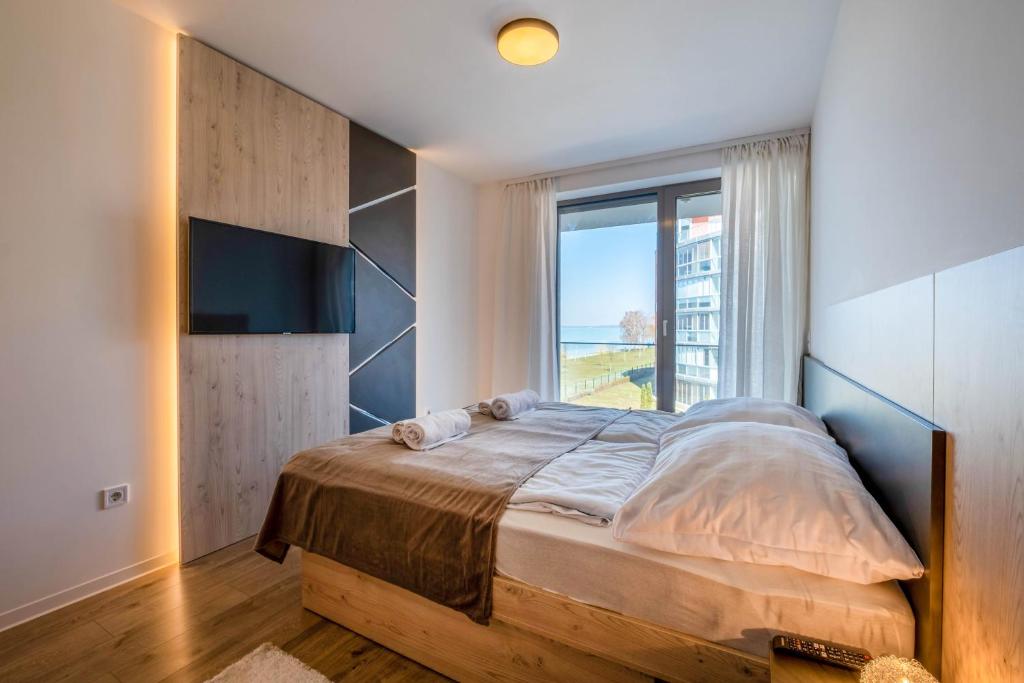 A bed or beds in a room at MyFlat Coral Beach Apartment