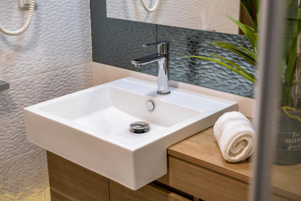 A bathroom at MyFlat Coral Beach Apartment