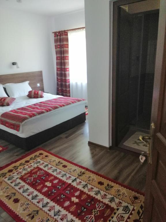 Postel nebo postele na pokoji v ubytování PENSIUNEA PLAI STRABUN