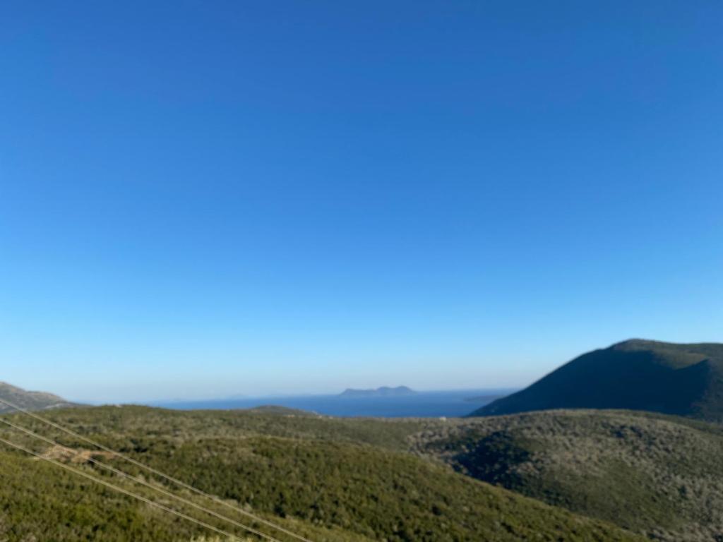 una vista desde la cima de una montaña en 350m Above Sea en Vasilikí
