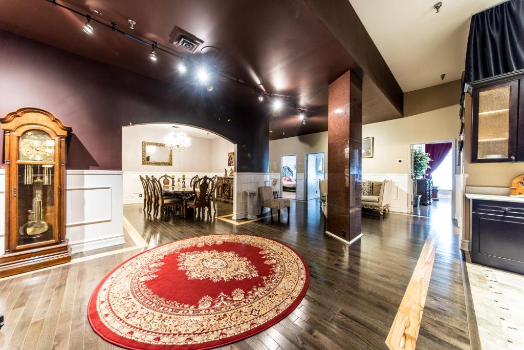 - un salon avec un tapis rouge au sol dans l'établissement DowntoWn Abbey, à Saint-Louis