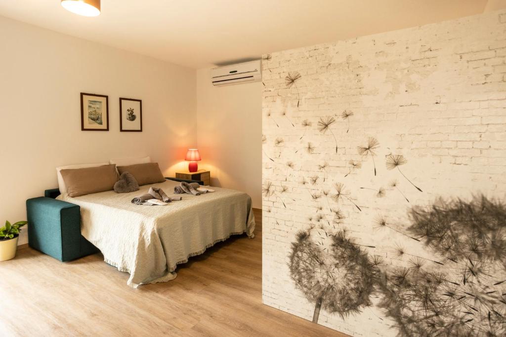 BORGOROMA - Business & Apartments في فيرونا: غرفة نوم بسرير وجدار من الطوب