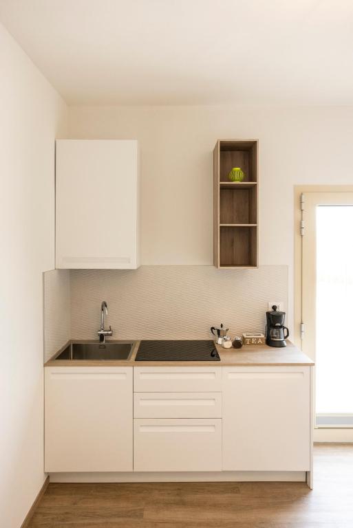 Kuchyňa alebo kuchynka v ubytovaní BORGOROMA - Business & Apartments