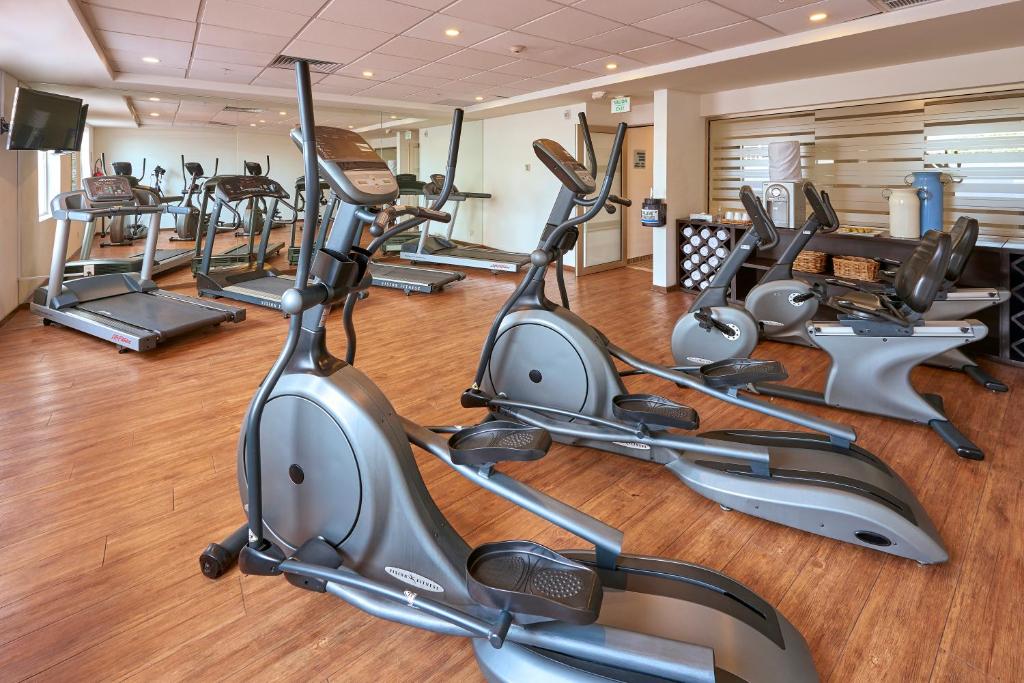 Fitness centrum a/nebo fitness zařízení v ubytování Holiday Inn Guadalajara Patria-Universidad by IHG