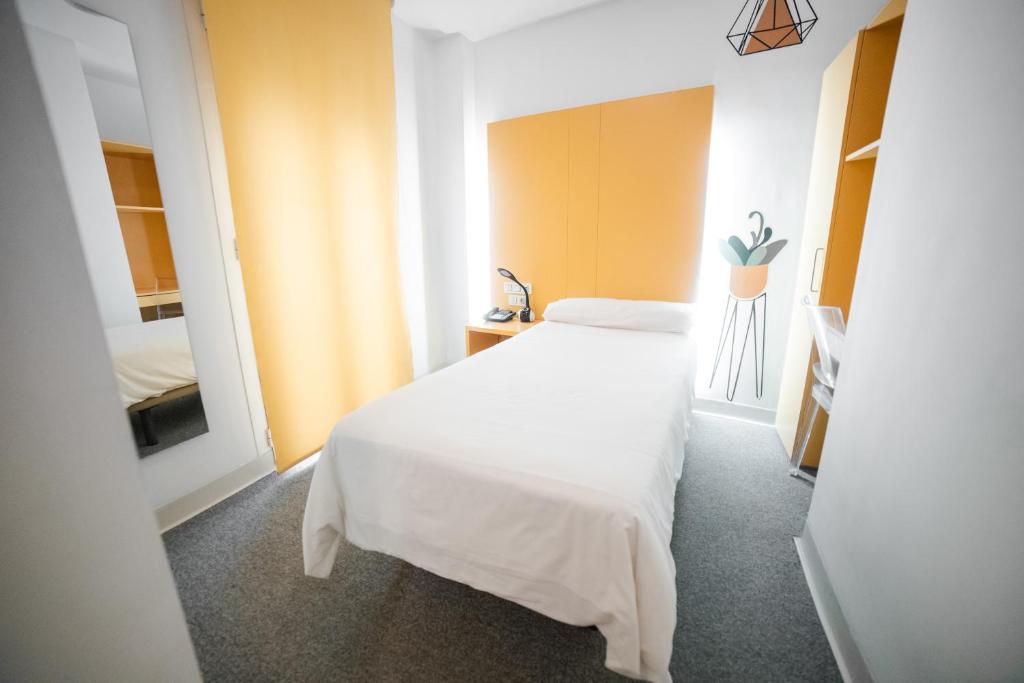 Posteľ alebo postele v izbe v ubytovaní Hostal Albany