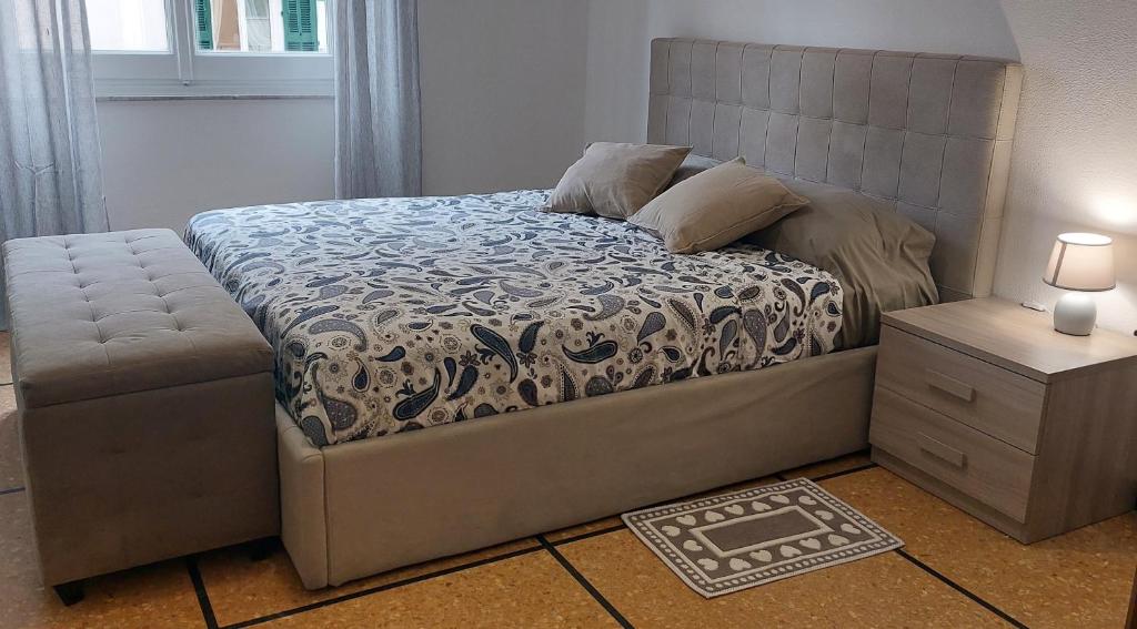 1 dormitorio con cama, mesita de noche y cama sidx sidx en Appartamento in zona centrale., en Santa Margherita Ligure