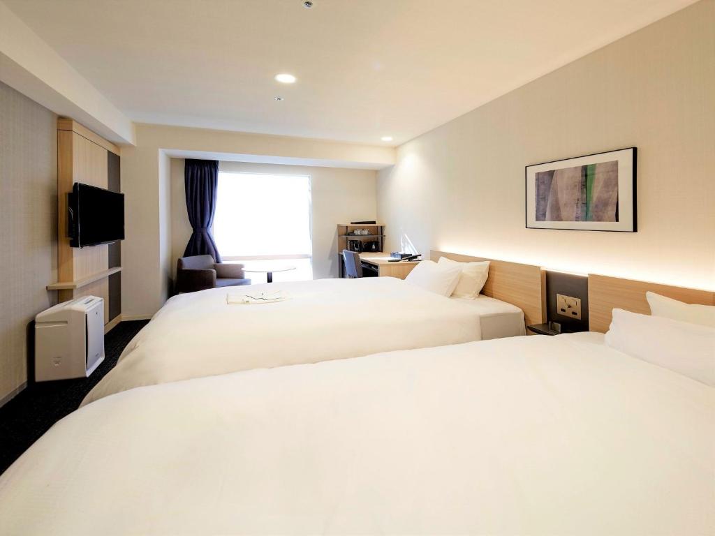 東京にあるTmark City Hotel Tokyo Omori - Vacation STAY 26391vのベッド2台と窓が備わるホテルルームです。