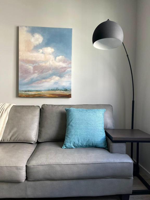 Sleepover 1BD 1BA Omaha Apartments - Deluxe Queen Suite
