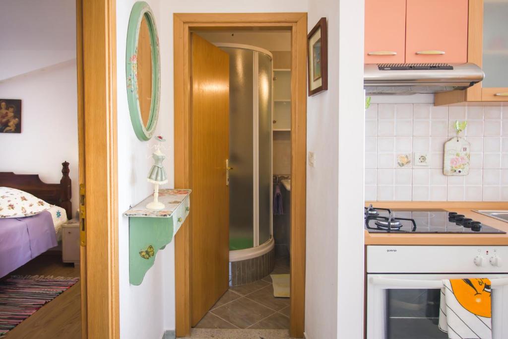 Kuchyňa alebo kuchynka v ubytovaní House Kvin