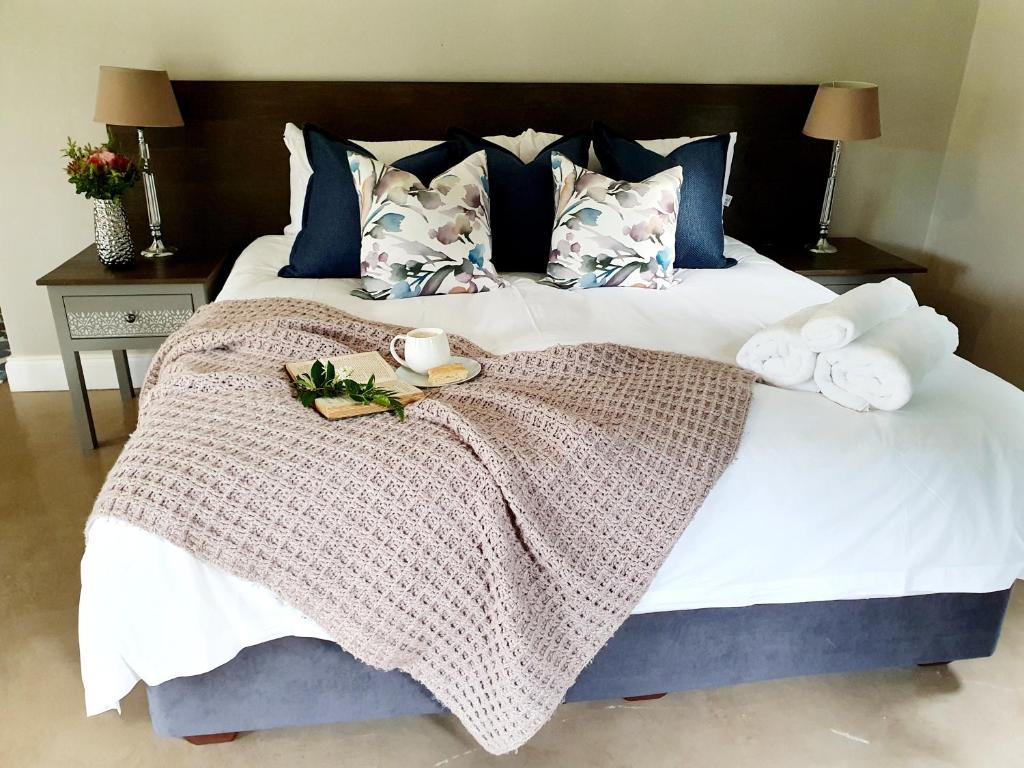 un letto con coperta e asciugamani di Hilton Garden Studio a Hilton