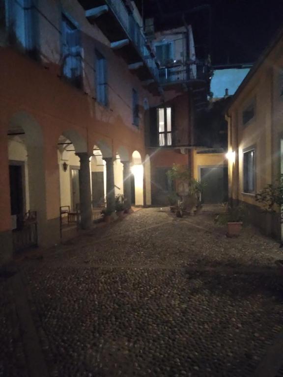 un callejón vacío en un viejo edificio por la noche en La Corte Dei Cappuccini, en Bérgamo