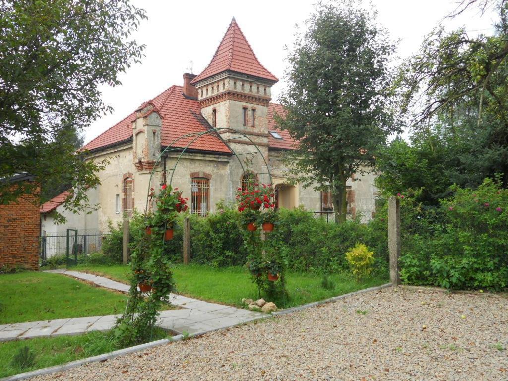 uma casa velha com uma torre em cima em Dwór w Boleniu em Bolen