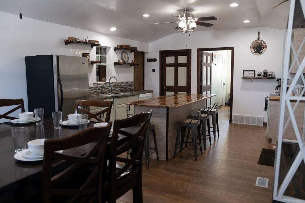 Η κουζίνα ή μικρή κουζίνα στο Rustic 2 bedroom Cabin 20 mins from Calamus Res.