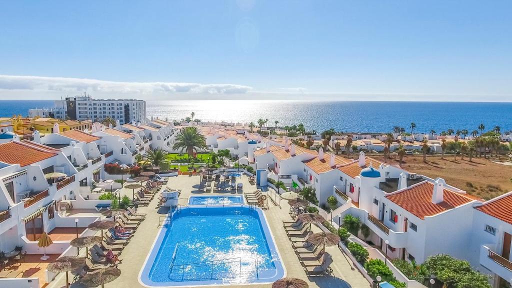 uma vista aérea de um resort com uma piscina em Sunset View Club em San Miguel de Abona