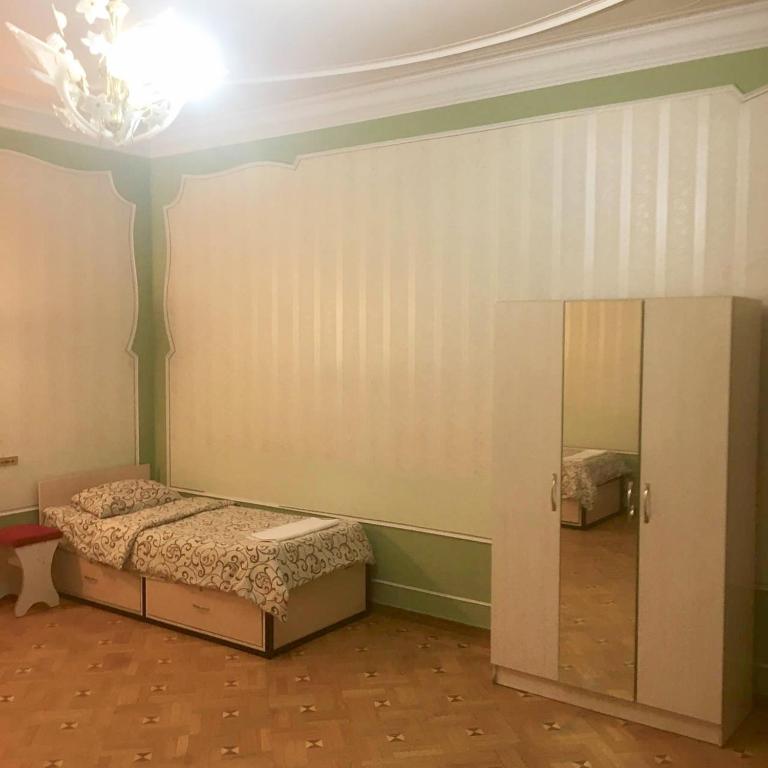 Postel nebo postele na pokoji v ubytování Royal Boutique Hotel on Kievyan
