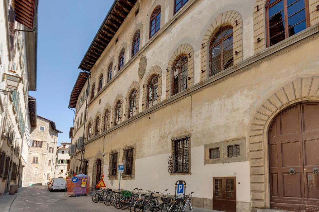 grupa rowerów zaparkowanych po stronie budynku w obiekcie Florentine style apartment we Florencji