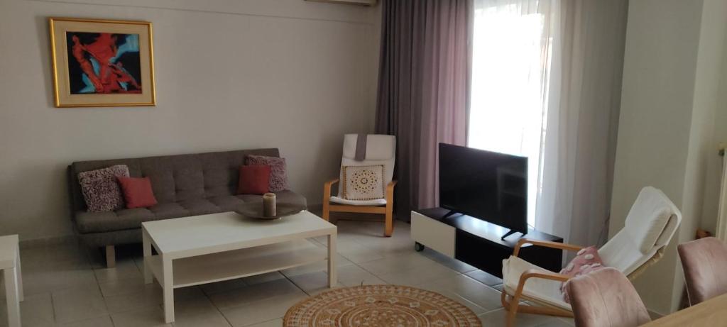 Televízia a/alebo spoločenská miestnosť v ubytovaní STEFANIAS HOUSE