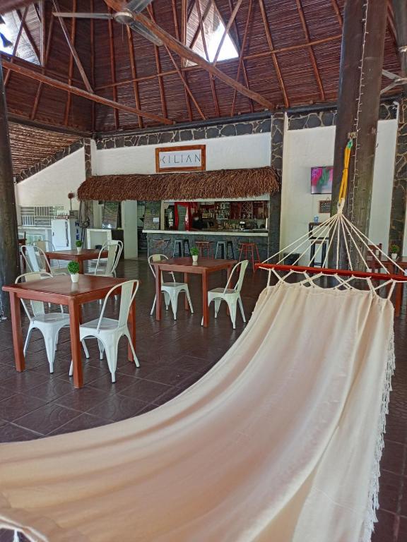 Un restaurante u otro lugar para comer en Kilian