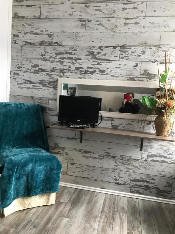 a living room with a couch and a television at gite des iles in Matane