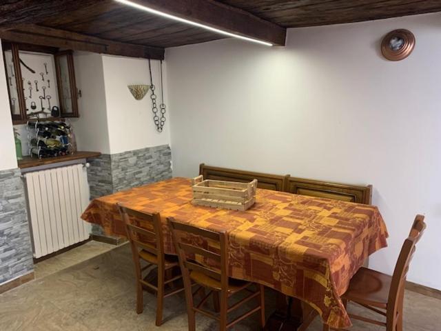 mesa de comedor con sillas y mantel en Casa a Miazzina en Miazzina