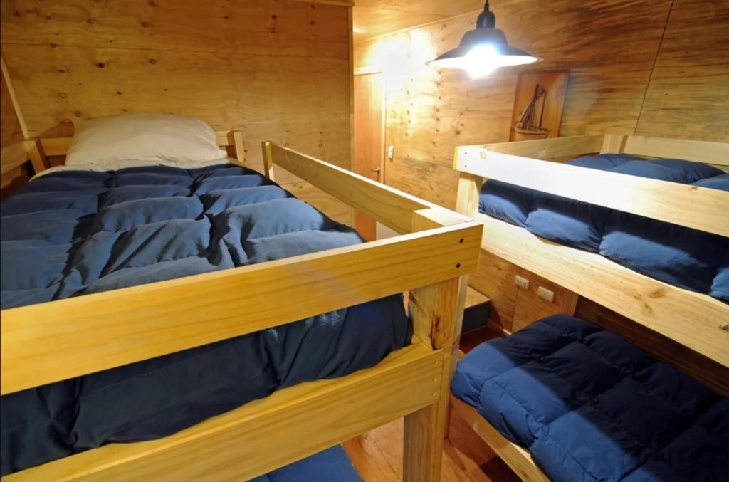 Postel nebo postele na pokoji v ubytování Hostal Palafito Waiwen