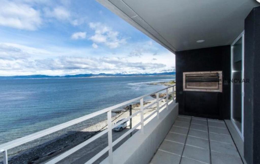 een balkon met uitzicht op de oceaan bij De la Costa II Ushuaia in Ushuaia