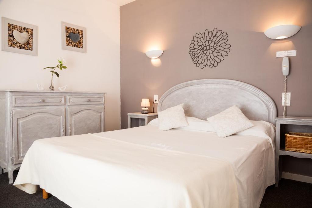 Postel nebo postele na pokoji v ubytování Le Petit Manoir Logis