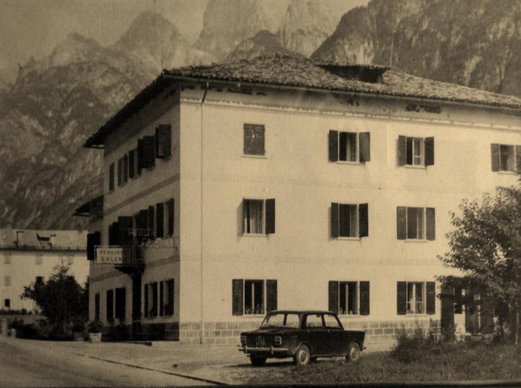 Nespecifikovaný výhled na hory nebo výhled na hory při pohledu z hotelu