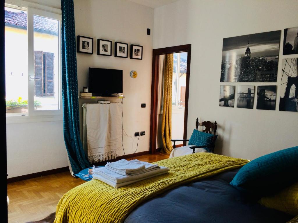 um quarto com uma cama e uma televisão em Da Coco e Mini,l'angolo per ceramiste in viaggio - em Faenza